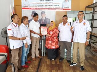 Kembalikan Formulir Balon Bupati Bengkalis Kasmarni Langsung Disambut Ketua Gerindra Bengkalis