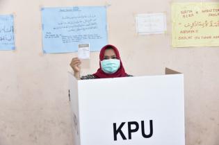 Kasmarni Sapu Bersih Suara Pemilih di TPS 03 Tempatnya Salurkan Suara