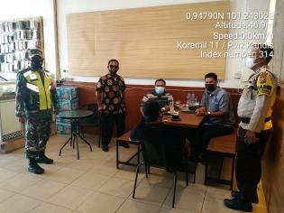 Babinsa Koramil 11 Kandis Kembali Menggelar Disiplin Prokes di Posko PPKM