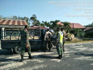 Cegah Penyebaran Covid 19, Personil Koramil 01 Gelar Patroli Prokes