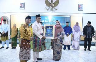Bupati Kasmarni Terima Penghargaan dari MUI Kabupaten Bengkalis 