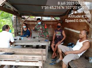 Putus Covid 19, Babinsa Desa Bantan Sari Giat Lakukan Komsos