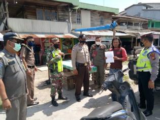 Anggota Danramil 12/Pwk Sabak Auh kembali gelar patroli yustisi protokol kesehatan.
