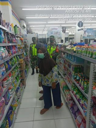 Babinsa Koramil 11 Kandis Kembali Menggelar Disiplin Prokes di Simpang Belutu