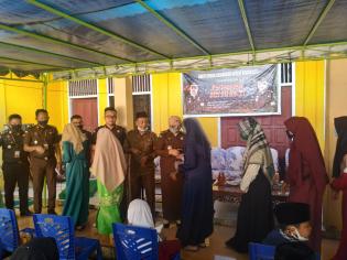 Kajari Bengkalis Santuni Anak Yatim Desa Bantan Tua Sempena HUT PJI Ke 27