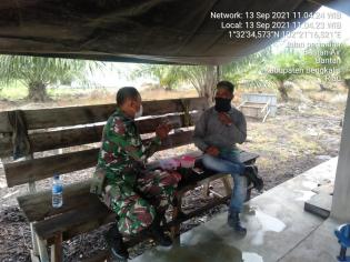 Putus Covid 19, Babinsa Desa Bantan Timur, Serda Rustam Giat Lakukan Sosialisasi