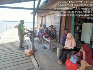 Cegah Covid 19 Di Akhir Ramadhan, Babinsa Desa Teluk Ketapang Gelar Patroli Prokes