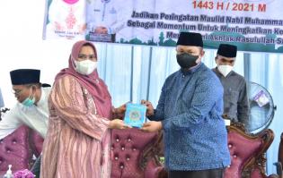 Bupati Bengkalis Kasmarni Serahkan 250 Surat Yasin Kepada Pengurus Masjid Arafah Duri