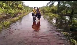 Bhabinkamtibmas Desa Kembung Baru Aipda Ardiyansyah Bantu Warga Terkena Banjir