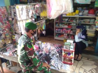 Antisipasi Covid 19, Anggota Koramil 09 Minas Disiplin Prokes di Pasar Tradisional