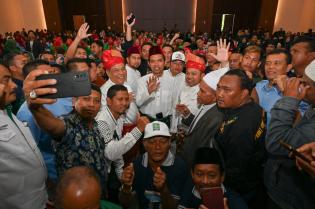Pecah...!! Deklarasi Calon Gubernur Yang di Dukung UAS di Serbu Massa Pendukung