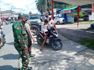 Anggota Danramil 09/Minas Kembali gelar gakplin protokol kesehatan.