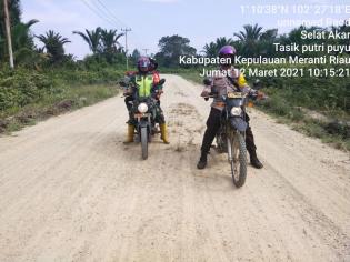 Cegah Kebakaran, Babinsa Desa Selat Akar Gelar Patroli Karlahut Bersama Warga