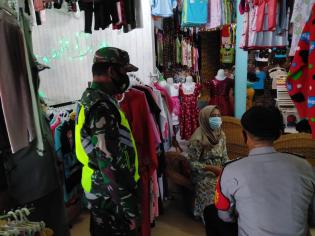 Lawan Virus, Anggota Koramil 09 Minas Maksimalkan Prokes di Pasar Tradisional
