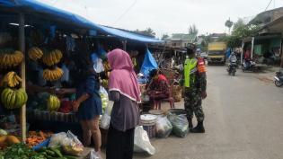 Antisipasi Virus Corona, Serda Happy Setiawan Gelar Operasi Yustisi di Pasar Tradisional