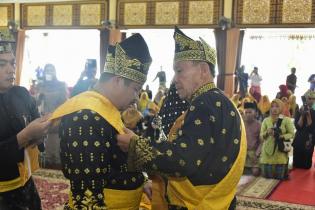 Bupati Bengkalis Amril Mukminin dan Isteri Menerima Gelar Kehormatan Dari LAMR Bengkalis