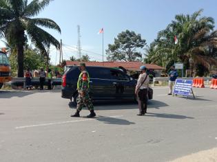 Terapkan Aturan Prokes, Serda Sugiarto Lakukan Operasi Yustisi di Kelurahan Minas