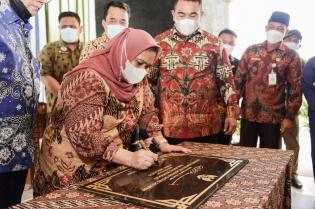 Wujud Komitmen Kepada Masyarakat, Bupati Kasmarni Resmikan Kantor Camat Bathin Solapan