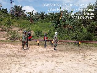 Cegah Kerusakan,  Babinsa Koramil 09 Minas Pantau Aset Nasional di Area 1 Kampung Minas